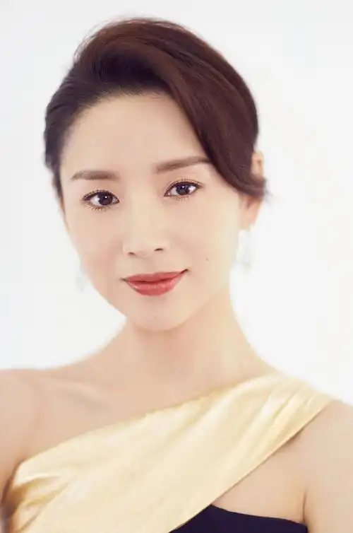 董洁:娱乐圈里高开低走的明星代表,如今39岁依旧美艳动人