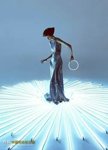 郭璞源《芭莎艺术》大片:高涨城市能量的霓虹