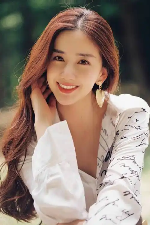 陈欣予春日踏青写真曝光,元气少女状态拉满