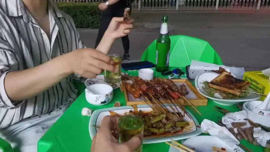 特别喜欢在夏天的晚上和朋友吃路边摊的感觉,一边喝酒一边吹牛