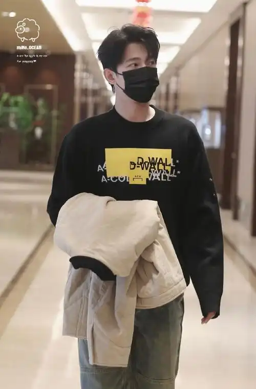 杨洋喜临门品牌代言人##杨洋单手抱外套