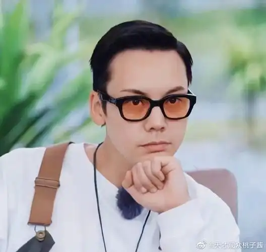 陈伟霆晒露营只露眼睛自拍##一起露营吧