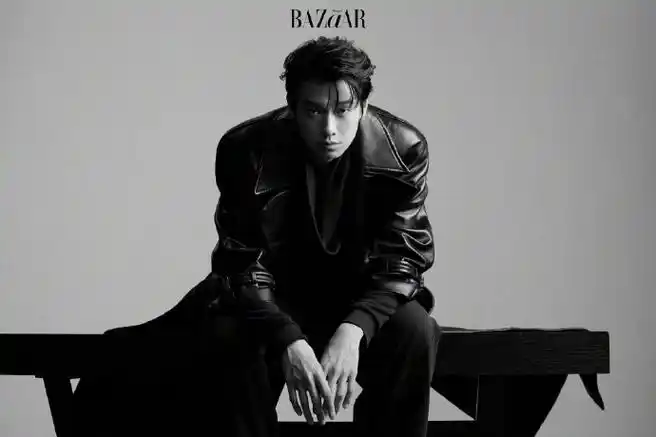 魏大勋|《时尚芭莎》mini魏大勋登上《时尚芭莎》mini八月刊封面衬衫