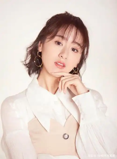 袁冰妍的新照片突出了早春