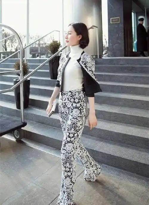 还穿了一套西装一样的衣服,内搭了高领,但是,你们难道没有发现,舒畅的