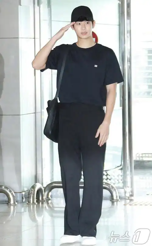 金秀贤今天一身celine不是普拉达了