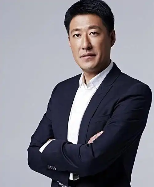 于震,华谊兄弟签约男演员,身高182厘米,1975年5月10日出生于北京,毕业