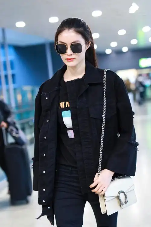 何穗穿黑色牛仔夹克配牛仔裤现身 行走间秀大长腿超模气场十足