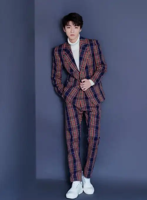 原创20岁王俊凯愈发帅气了,穿白色西装优雅时尚,贵族王子的既视感