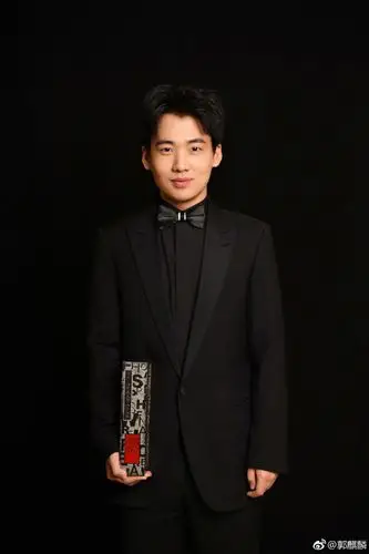 郭麒麟获2018中国时尚权力榜年度活力男艺人奖父亲寄予厚望