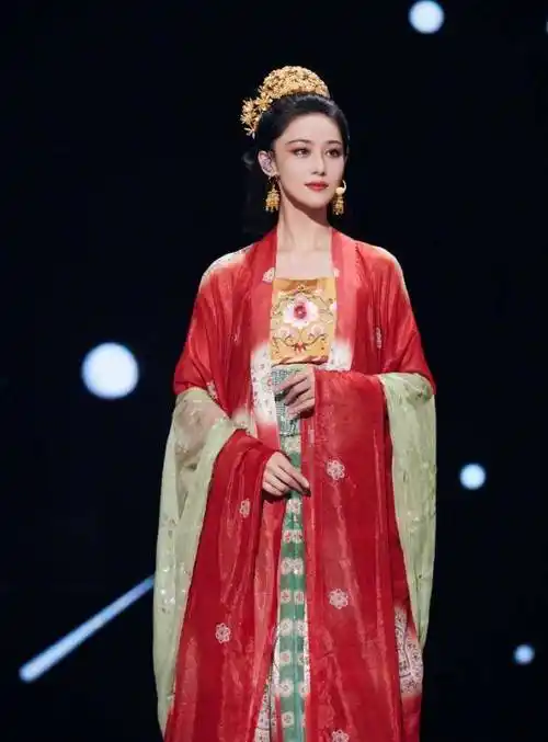 原创浪姐2成团夜张馨予一袭露背红裙勾勒苗条身姿美不胜收