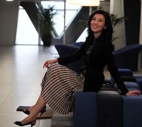 李红生活照,还是那个熟悉的发型,波浪内卷,挺拔的鼻梁,迷人又亲和的