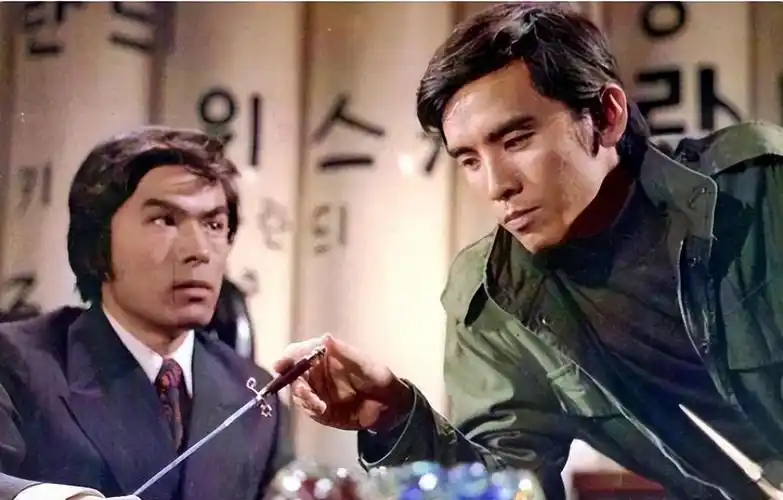 此后与李小龙,梁小龙合作《麒麟掌》《猛虎下山》《香港小教父》等