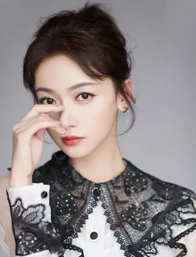 简介:吴谨言轻甜养眼写真图片,分享一组吴谨言图片给大家,图中的明星