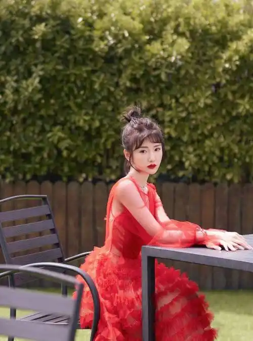 毛晓彤这腿也太直了,穿"火焰红"网纱裙,简直是"腿精"呀!