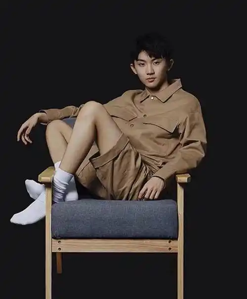 没错,我们第一位因为腿长而上过热搜的男生,就是时代少年团队长马嘉祺