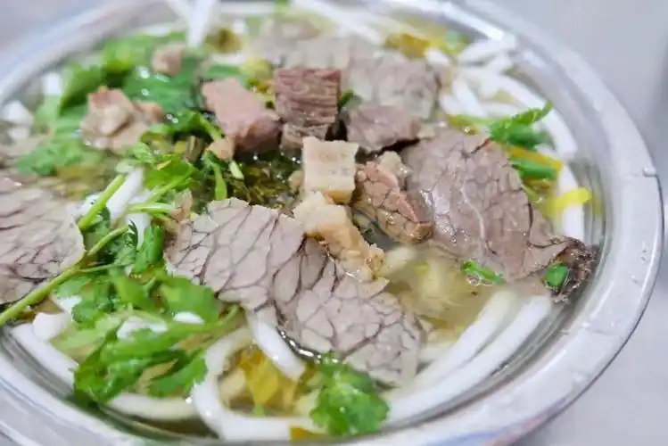 深巷牛肉粉 汤底清澈,香气扑鼻,用量特别实在,铺了满满一层牛肉,芍亮