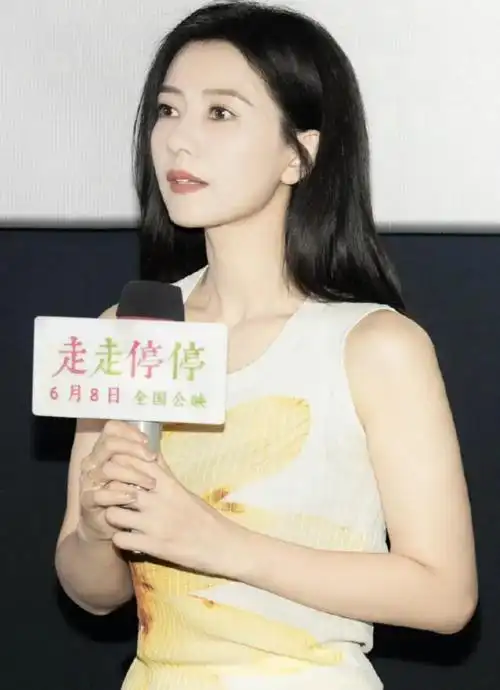 44 岁高圆圆现状:扎小辫子像 25 岁小姑娘,"天然美"吊打内娱