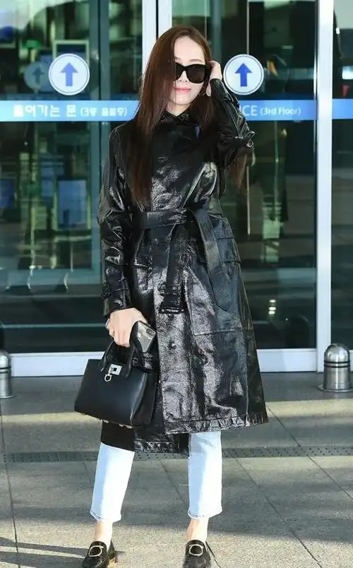 女明星穿搭比风衣亮眼,机场私服穿黑色皮大衣,自带高级感的穿搭