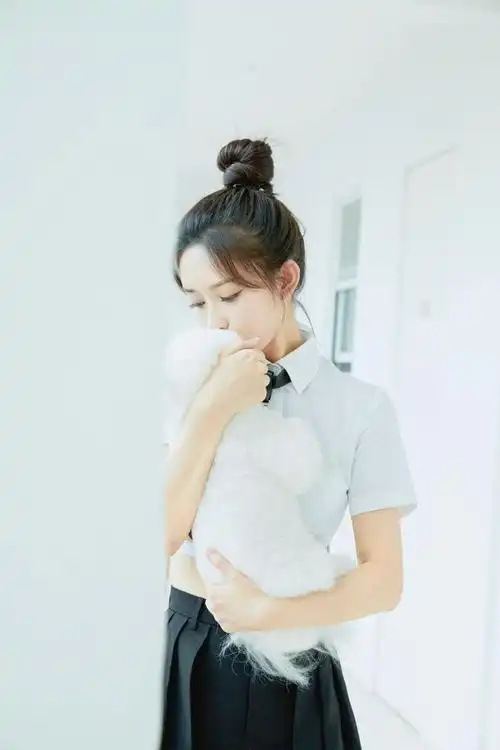 宝藏女孩孟子义抱着泰迪拍美照嘟嘴卖萌表情超可爱