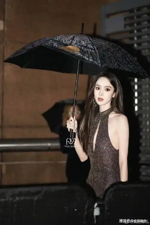 古力娜扎来炸街了!穿露腰装大秀a4腰,颜值身材超养眼_look_造型_角度