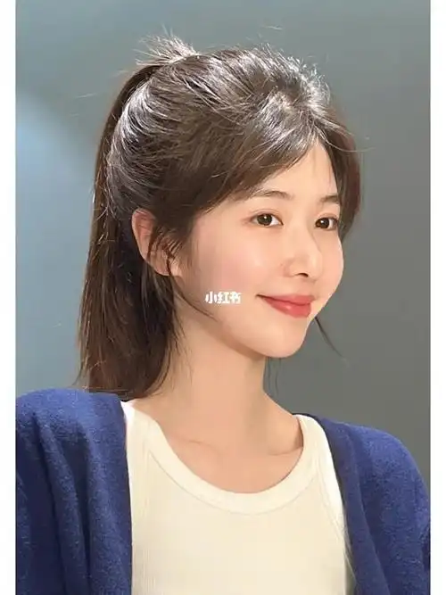 马尾的小姐姐,搭配在一起少女感十足,扎发必备的一款刘海#南昌染发