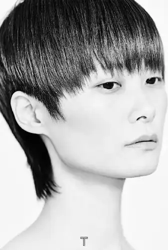 李宇春封面大片 展现清冷文艺调调