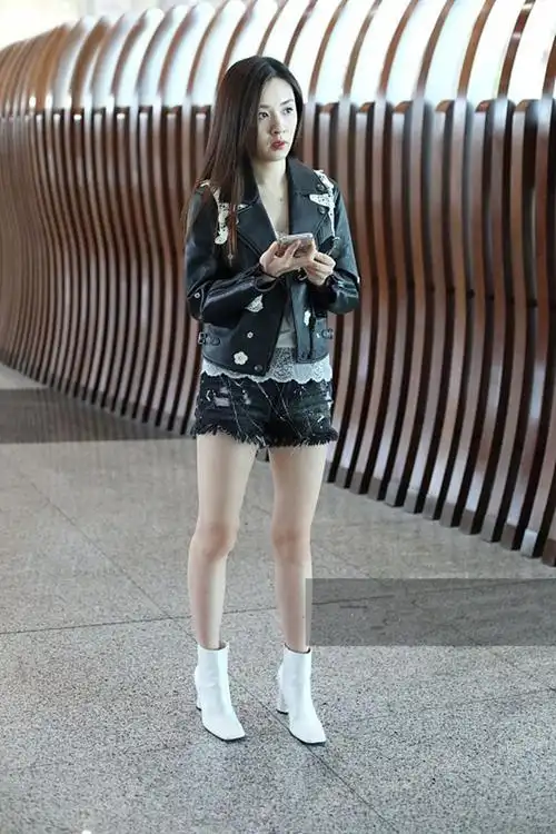 王晓晨穿黑色皮衣配牛仔短裤秀白皙美腿 行走间长发飘逸露双下巴