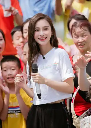 杨颖白t恤少女感十足回应聚会合影站位现实版三十而已