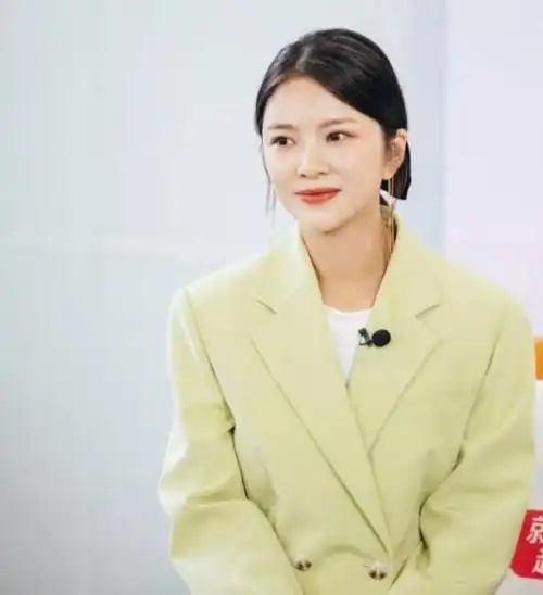 在《婆婆与妈妈》正式播出当日,杜淳在节目中正式官宣了老婆王灿怀孕