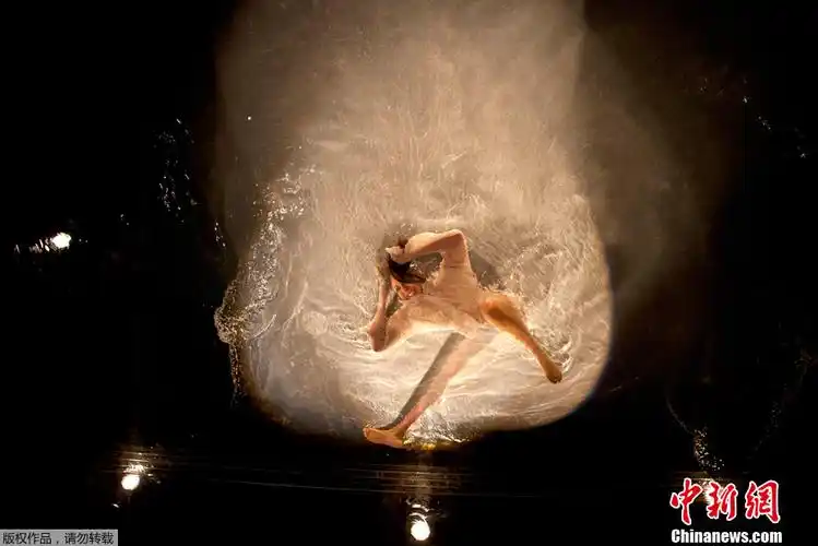 以色列上演水中舞蹈 美轮美奂令人窒息