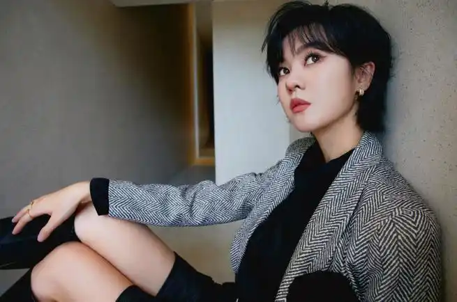 郁可唯超话#悦游十周年#@郁可唯以浪漫歌声开启别样旅程,气场造型诠释