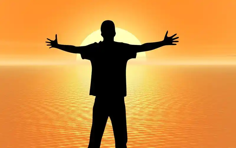 一个人在海边看日落