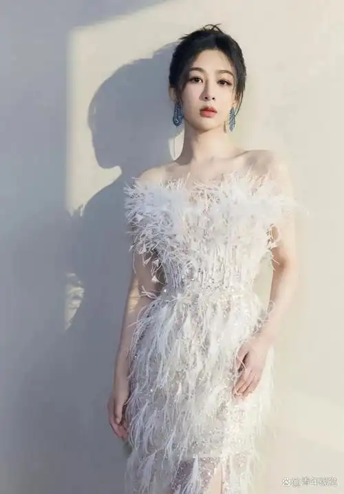 邻家女孩杨紫太仙美了!羽毛舞台造型闪闪发光!