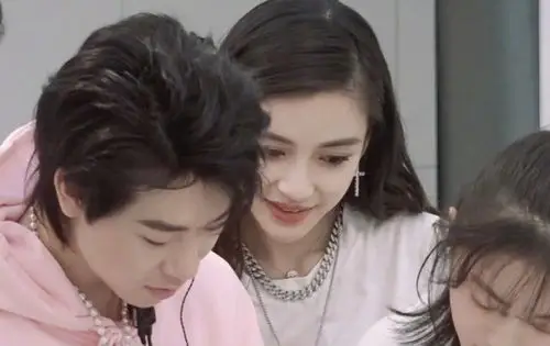 赵今麦失误将187件衣服信息弄丢,看到baby的反应,人品绝了_吴亦凡