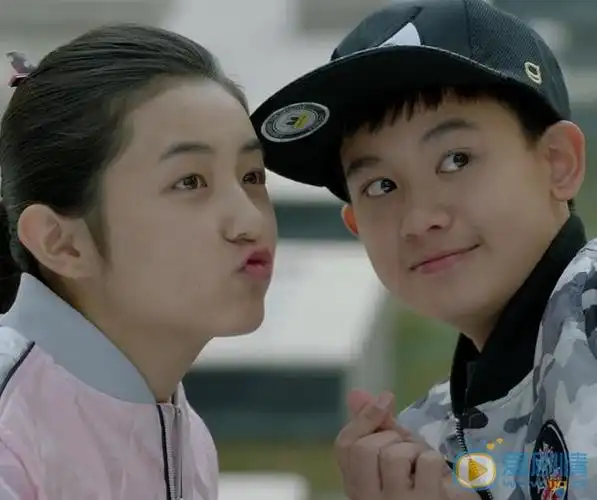 小别离小宇和朵朵合照时小宇暗搓的手势是什么意思?-爱剧情