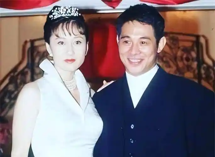 陪李连杰和小女儿一起虔诚礼佛_何鸿燊_时候_香港