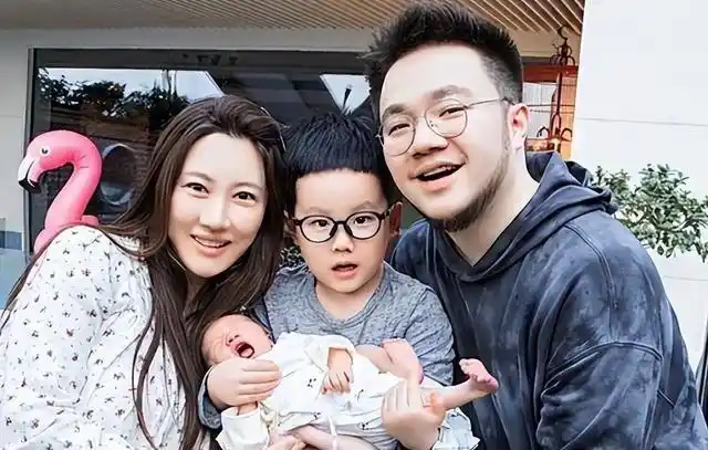 宋丹丹全家福曝光,抱孙子与儿媳相邻而坐,月子中心价格高达40万