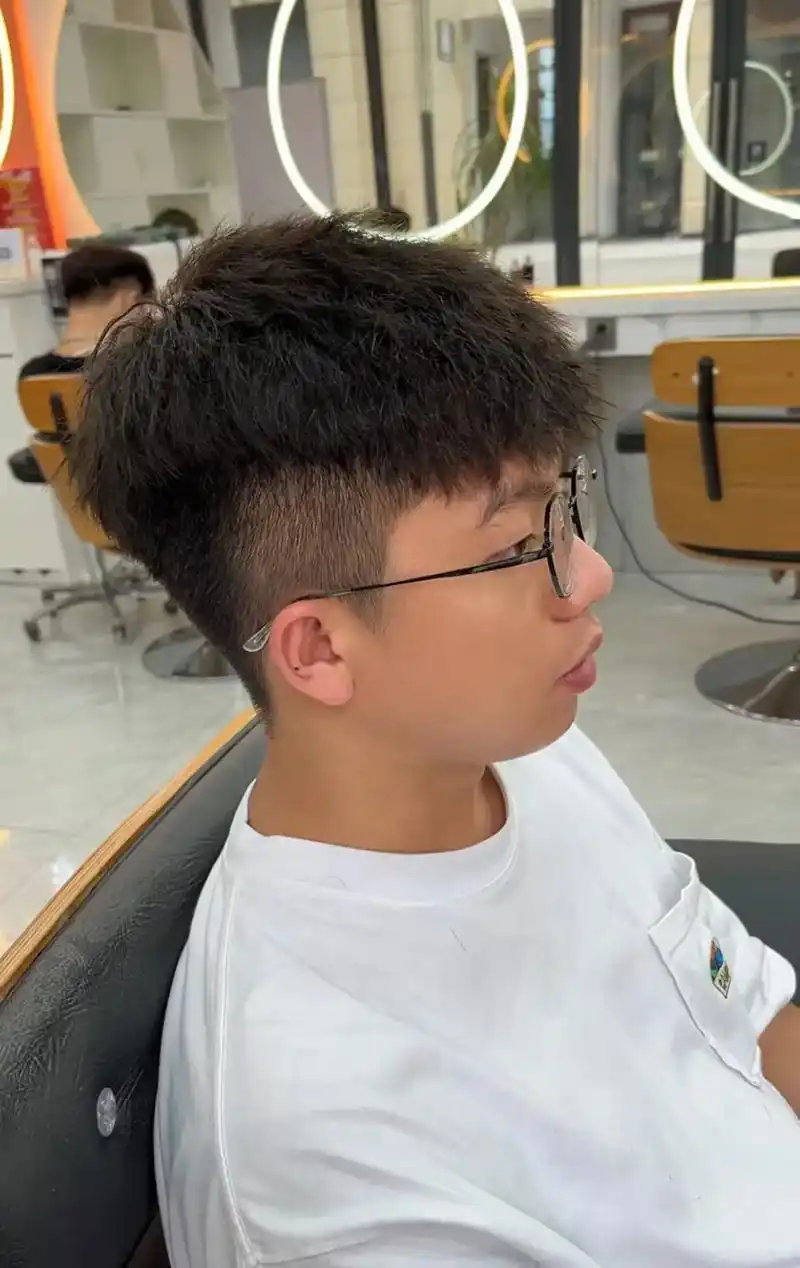 一款适合夏天的男生发型 有立体 - 抖音