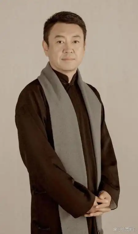 他是央视最帅主持人三婚娶小10岁歌唱家如今一家四口其乐融融