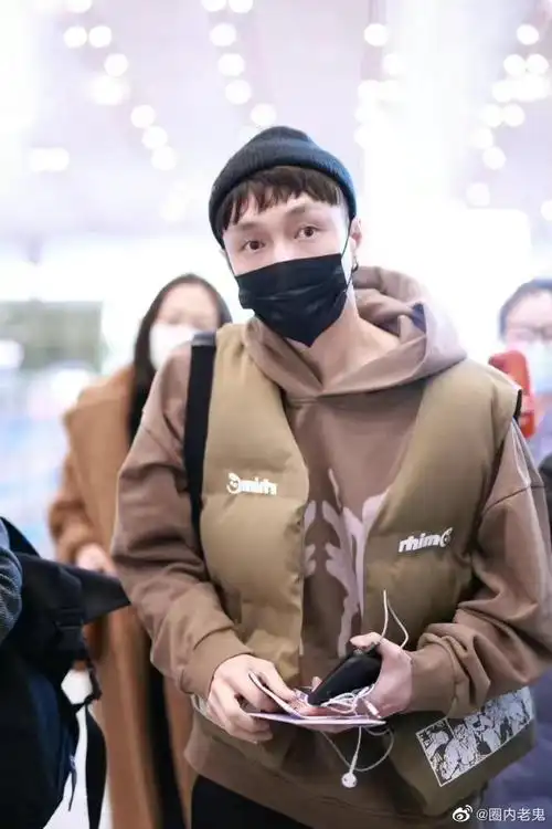 张艺兴近日新造型亮相机场,头戴黑色帽子露出刘海,粉 丝夸赞太可爱太