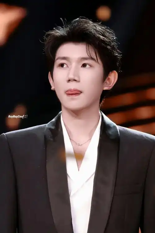 "在梅奔和大家再次相见"  西装也是可爱的  @tfboys-王源#王源看我们