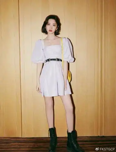 当妈后的唐艺昕放开了穿深v礼裙不遮挡真不怕张若昀吃醋