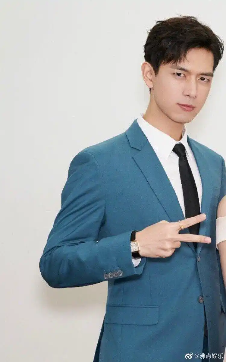 李现分享200224李现可爱剪刀手合集简单pose都可可爱爱的现男友