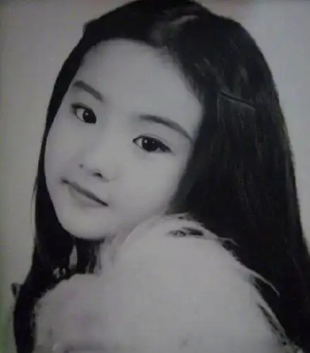 刘亦菲童年表演照曝光灵气十足从小美到大