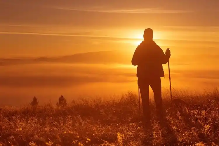 一个女孩独自看着夕阳