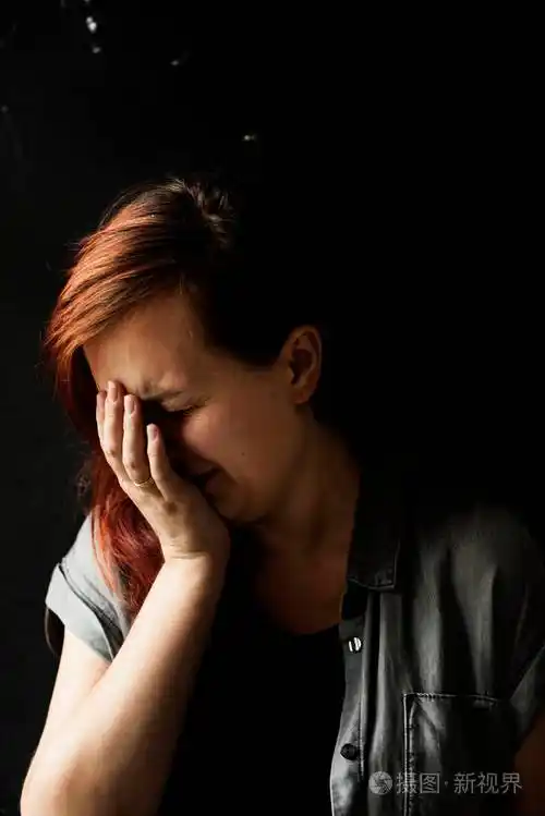 害怕和失望的女人