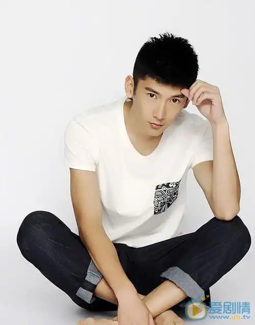 刘芮麟个人资料简介_刘芮麟图片写真_生活照_家庭背景-明星库