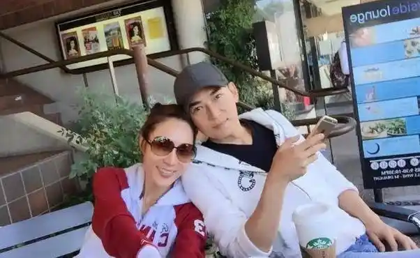 53岁焦恩俊成女儿奴,身材发胖苍老快,因大女儿与二婚妻形同陌路