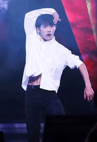 易烊千玺最撩人的十张照片,图三男友力爆表,你会选择哪一张?